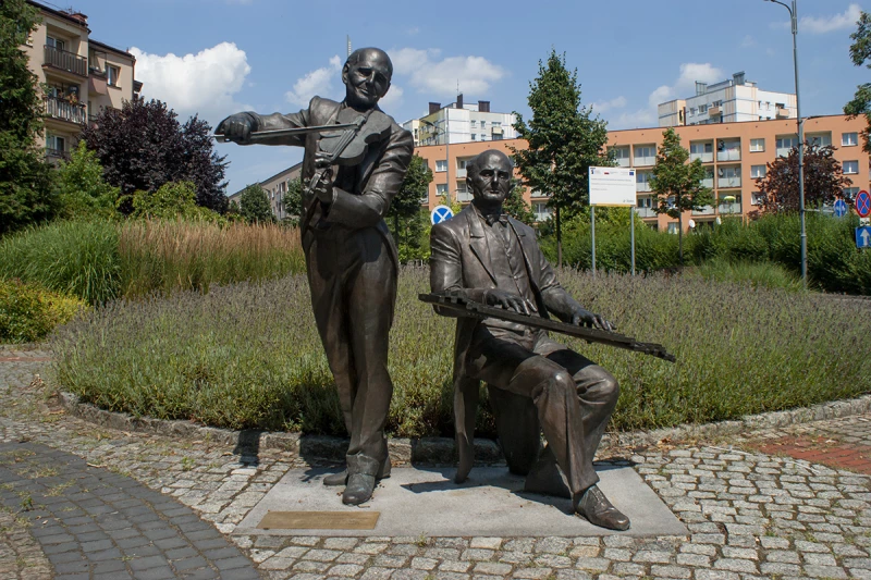 Rzeźba braci Karola i Antoniego Szafranków - wybitnych muzyków i pedagogów